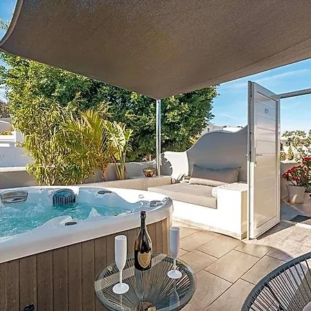 Oasis Hotel Fira (Santorini)
